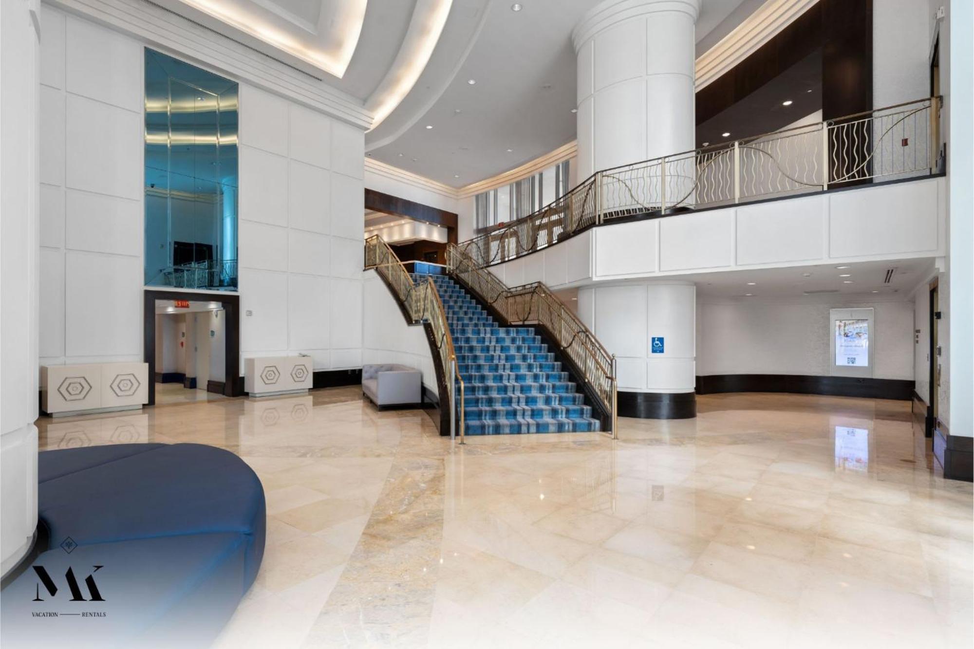 Fontainebleau Resort Balcony W Ocean And City View — Photos 3